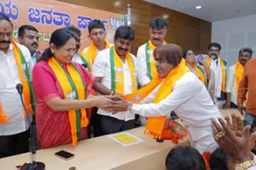 Former Congress MLA Akhanda Srinivas Murthy joins BJP in Karnataka