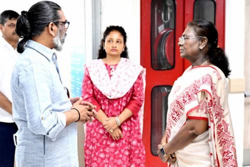 Prez Murmu visits ailing Shibu Soren at Ganga Ram Hospital, meets Hemant Soren and family