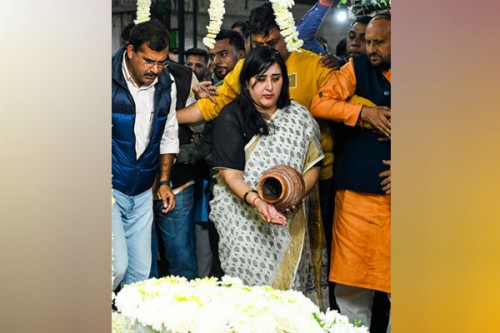 BJP MP Bansuri Swaraj immerses father Swaraj Kaushal's ashes in Ganga; condolence meet on Dec 7