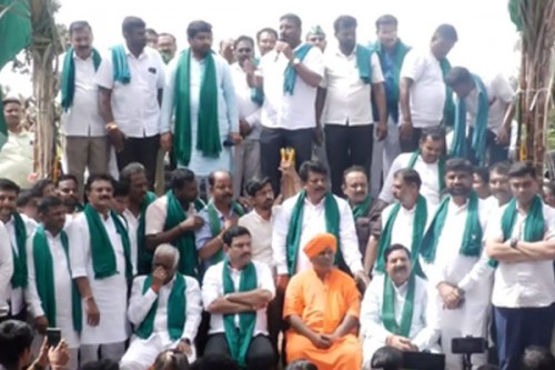 Karnataka farmers intensify stir, demand Rs 3,500 for per quintal sugarcane