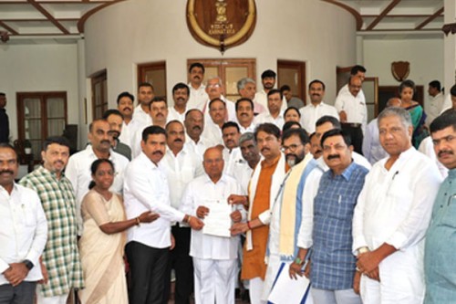Karnataka BJP leaders meet Governor, say Cong govt not serious about deporting Pak nationals