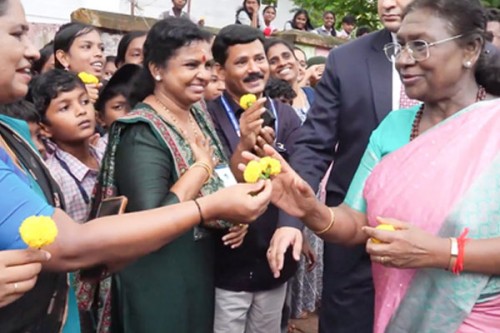 President Murmu's heartwarming gesture delights Kerala school children