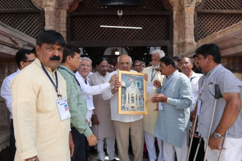Gujarat CM offers prayers at Hatkeshwar Mahadev temple in Vadnagar