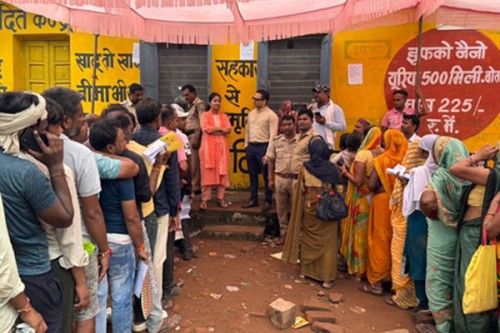 Farmers protest over fertilizer shortage in MP, confine officials for hours