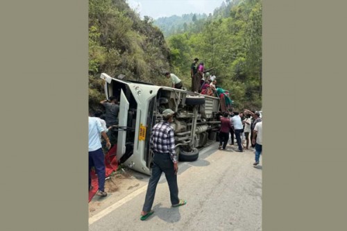 Bus en route to Kedarnath overturns in Tehri; 3 critical