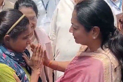 'No worries, I am with you', Delhi CM to inconsolable attendant of patient at LNJP hospital