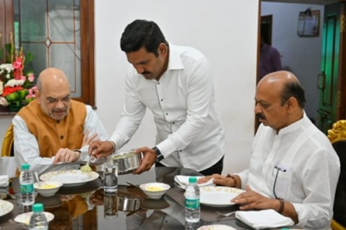 Shah visits Yediyurappa's house for breakfast, sends out message to party leaders
