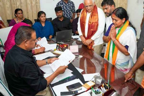 Kerala polls: Cash, sarees, and denials as Palakkad poll race hit by vote for inducement storm
