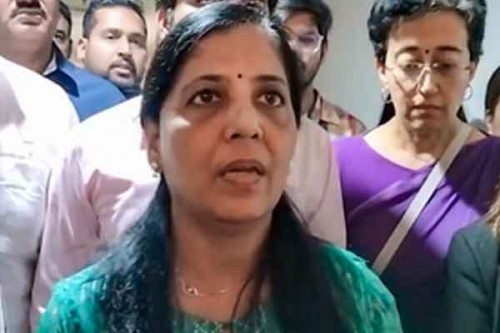 Sunita Kejriwal likely to campaign for AAP in Gujarat