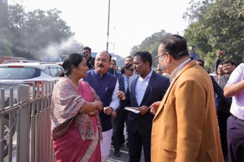 Delhi CM launches pole-mounted mist spray system at ITO for pollution control
