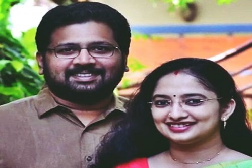 Congress leader chides IAS officer wife for praising CM Vijayan's private secretary