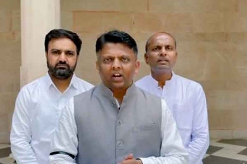 BJP accuses Cong of 'tukde tukde' politics as Gujarati groups protest in Delhi against Kharge's remarks