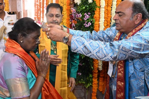 President Murmu offers prayers at Gujarat's Dwarkadhish Temple