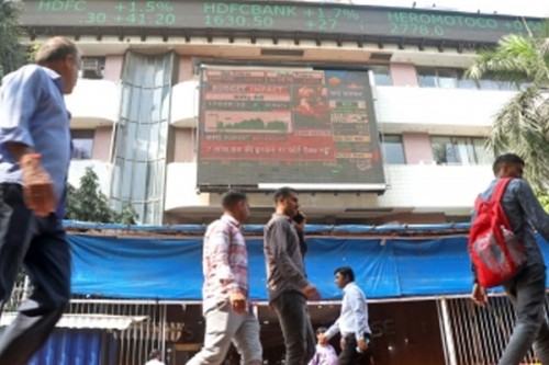 Indian stock market settles in negative territory amid selling pressure, FII outflow