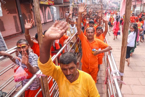 3rd Sawan Somwar: Massive turnout of devotees at Kashi Vishwanath and other Lord Shiva temples