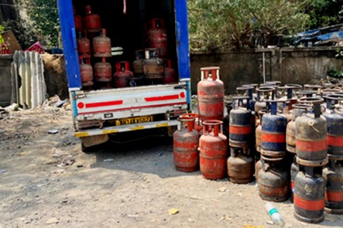 Gas cylinder black marketing op busted in Mumbai; stock seized in Worli raid