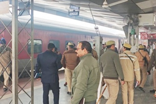 Panic erupts on Gorakhpur-Lokmanya Tilak train following bomb threat, probe on