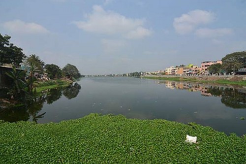 Sewage discharge into storm water drain pollutes Velachery lake; residents allege official apathy