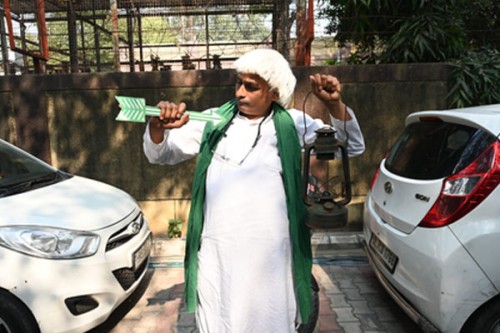 Social media influencer dressed as Lalu Yadav slams Rahul Gandhi, mocks Mahagathbandhan