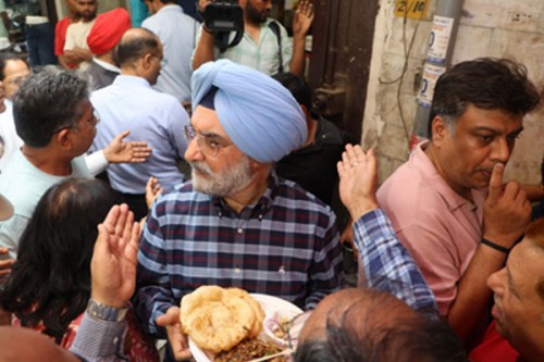 Impromptu visit: Delhi LG TS Sandhu promises early fix to Kamla Nagar Market woes
