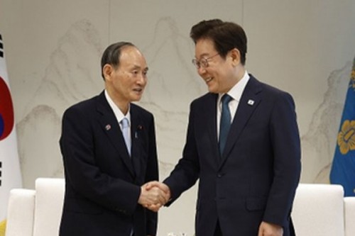 South Korean President meets ex-Japanese PM Suga to discuss bilateral ties