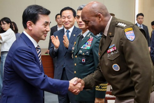 USFK commander congratulates South Korea's new defence chief