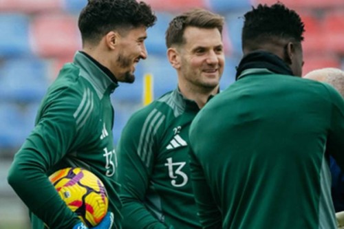 Tom Heaton extends Man Utd stay till 2026