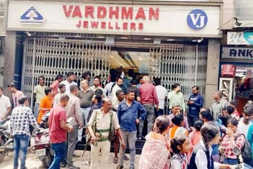 Daring daylight robbery at jewellery shop in Jamshedpur, shop owner brutally attacked