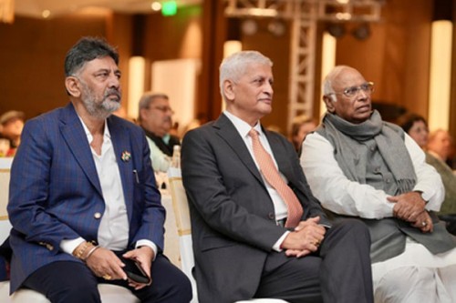 Amid Karnataka leadership tussle, speculation spreads as Shivakumar travels with Kharge to airport