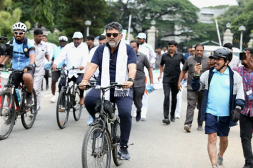 After posting 'in the corridors of power, I chose a cycle', Karnataka Dy CM Shivakumar falls off bicycle