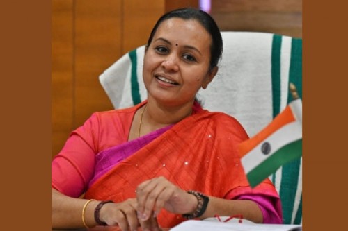 Kerala Health Minister defends treating patients lying on the floor