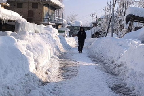 Road and electricity connectivity to be restored soon in Kashmir Valley: Divisional Commissioner