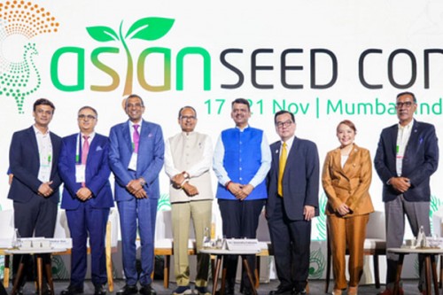 Necessary to create seed varieties suitable for natural farming, says CM Fadnavis