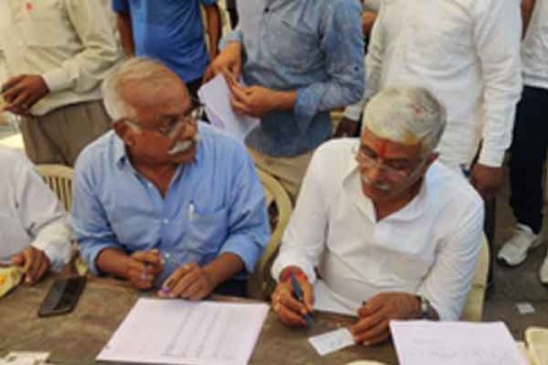 After casting vote, Union Minister Shekhawat makes voters' slips outside polling booth