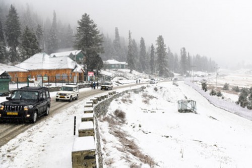 Snowfall in J&K tourist spots gives New Year revellers joy, plains miss whiteout