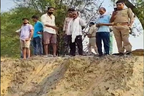 Five killed as mound of soil collapses in UP's Kaushambi
