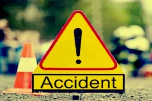 Luxury car mounts divider, hits traffic signal in Gujarat's Vadodara