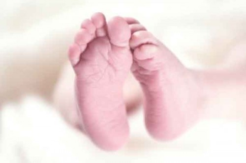 UP woman gives birth at hospital gate, newborn dies