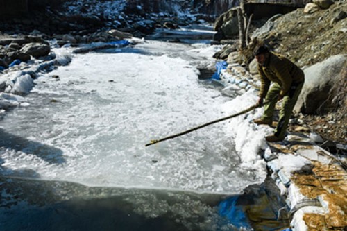 J&K: Higher reaches record light snowfall, Valley plains again miss rain, snow