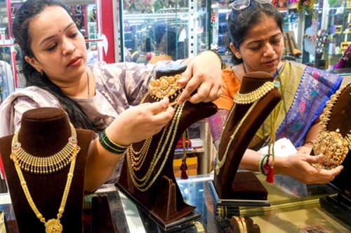 Gold, silver prices ease after Trump backs off from tariff threats on Europe