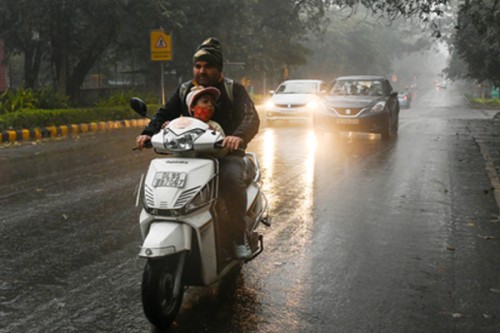 Rain lashes parts of Delhi-NCR, temperatures drop