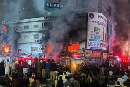 Death toll rises to 14 in Pakistan shopping mall fire, over 70 still missing