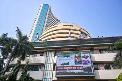 Sensex, Nifty trade nearly flat; IT index down 0.5 pc