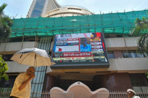 Sensex, Nifty trade flat amid mixed global cues