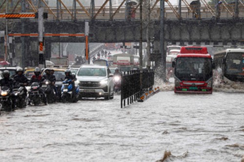 Heavy rain disrupts Mumbai life, IMD issues red alert