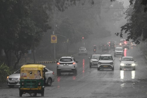 Delhi wakes up to light rain as AQI stays in 'poor' category