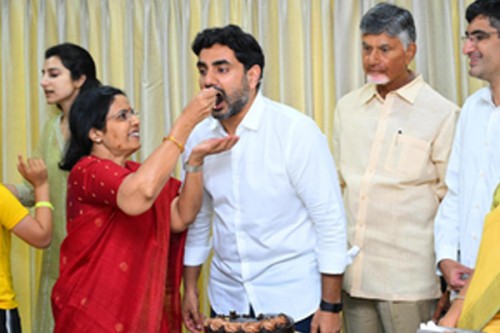 Chandrababu Naidu greets wife Bhuvaneshwari on birthday
