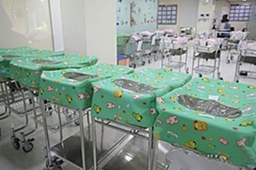Childbirths in S.Korea fall by most in 3 years