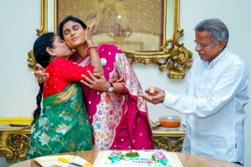 YS Jagan, Sharmila pay tributes to father YSR