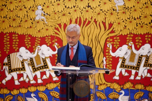 EAM Jaishankar visits Swami Vivekananda Cultural Centre in Paris